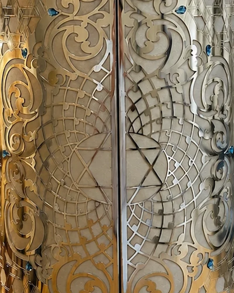 Close-up of the central Magen David in the openwork geometric web