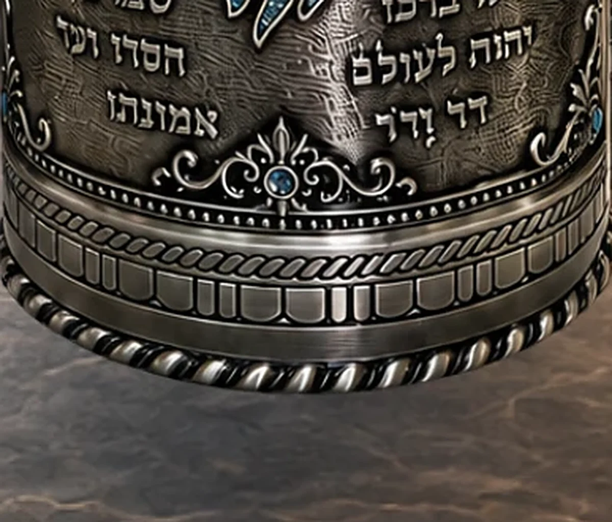תקריב בסיס תיק ספר תורה מזמור לתודה — עיטור תחתון וחבל מעוטר בכסף עתיק
